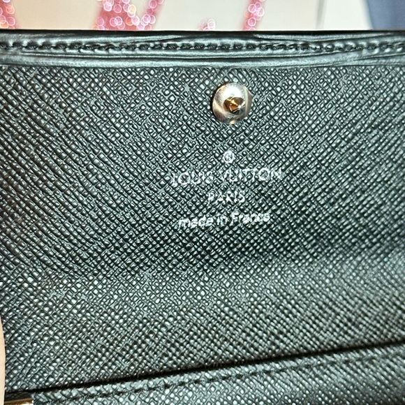 Louis Vuitton Black Epi 6 Key Holder - Picture 7 of 14